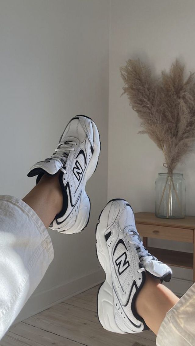 NEW BALANCE 530 (WHITE BLACK)