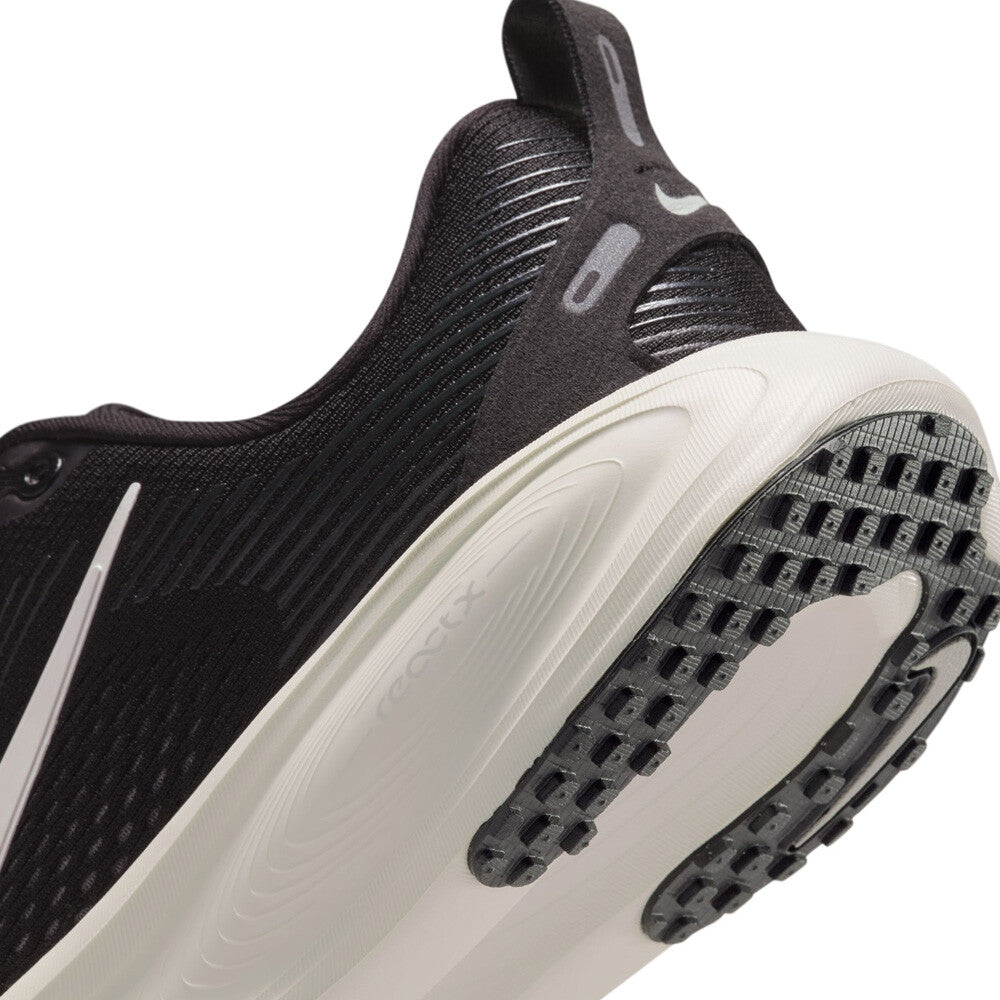 NIKE VOMERO 18 (LIGHT IRON ORE)