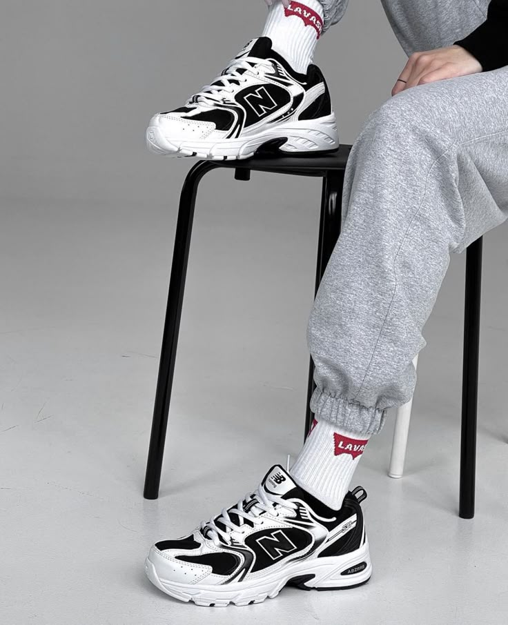 NEW BALANCE 530 (BLACK WHITE)